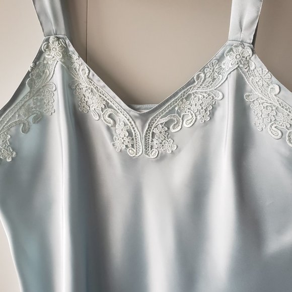 ✨️FINAL SALE✨️ vintage light blue slip with lace details size XL - Picture 3 of 7
